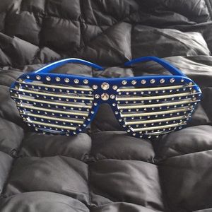 FREE GIFT W/BUNDLE or $5 NWOT fun blue glasses 💙